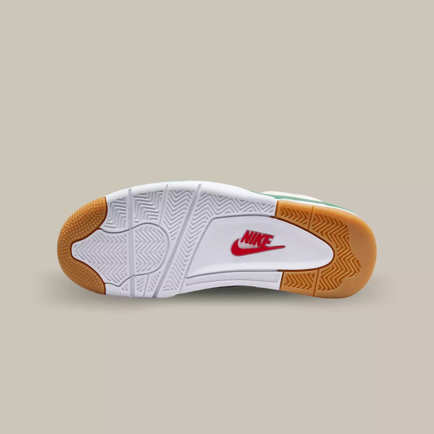 La semelle de la La Jordan 4 SB Pine Green de couleur blanc et marron.