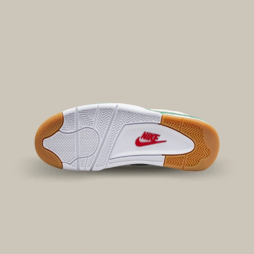Semelle extérieure de la Air Jordan 4 Retro SB Pine Green blanche et gomme avec logo Nike rouge, vue de dessous – OFFSNEAKZ.