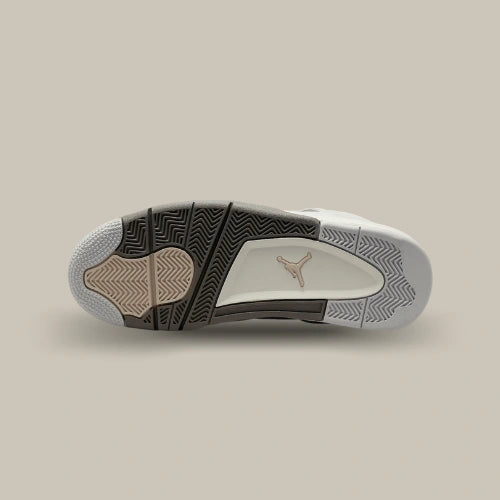 Semelle extérieure Air Jordan 4 Retro SE Craft Photon Dust grise, noire et écrue avec Jumpman beige au centre. Disponible sur Offsneakz.