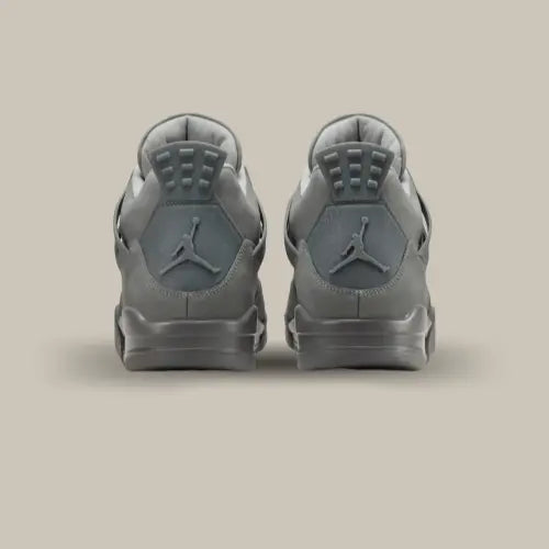 L'arrière de la Air Jordan 4 Retro SE Paris Olympics avec la languette grise et le logo Air Jordan.