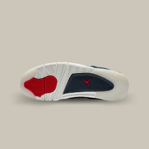 Semelle extérieure Air Jordan 4 Retro SE Sashiko blanche et rouge avec insert bleu marine et Jumpman rouge. Disponible sur Offsneakz.