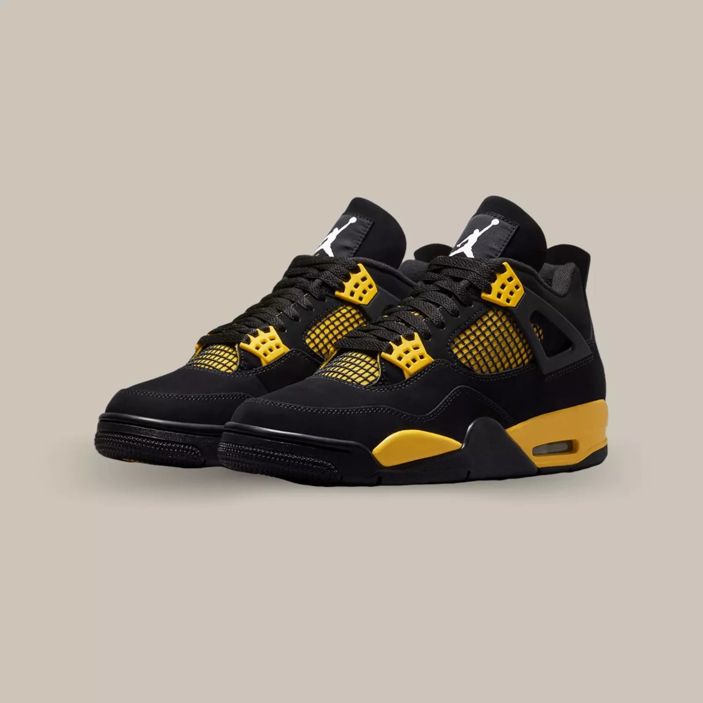 La Air Jordan 4 Retro Thunder est composé d’une base en nubuck noir qui recouvre l’ensemble de l’empeigne. On retrouve des détails jaune sur les œillets, la semelle ainsi que la doublure.
