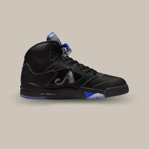 Air Jordan 5 Retro Awake NY Black – sneaker noire en cuir avec détails bleus électriques et logo Awake, collaboration exclusive entre Jordan Brand et Awake NY. Disponible sur Offsneakz