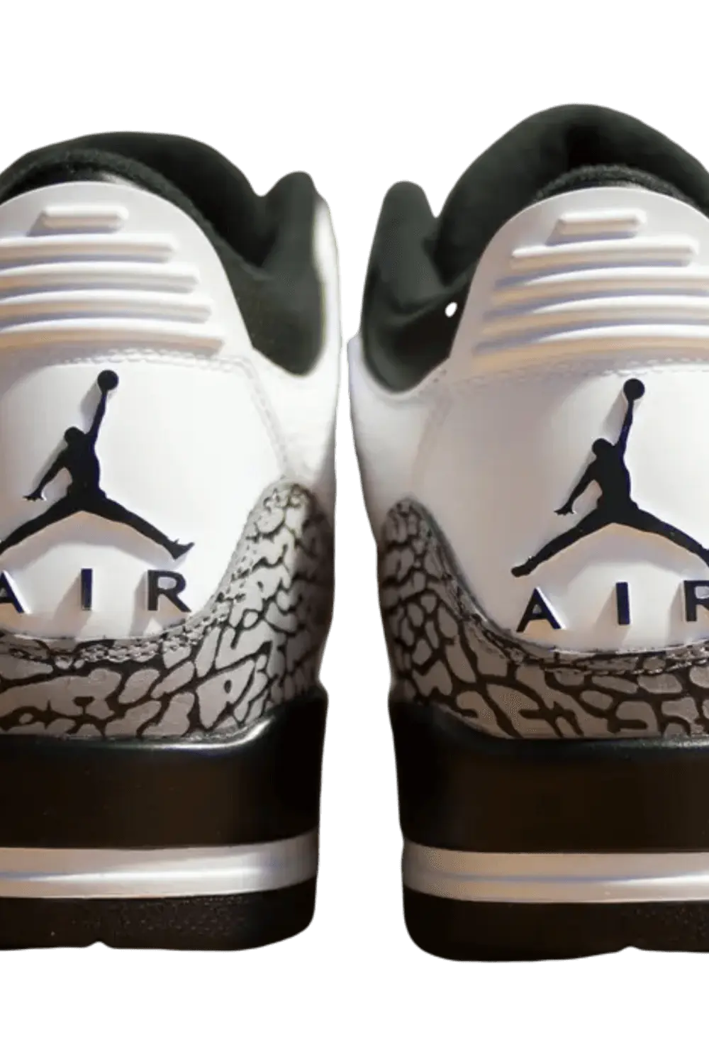L'arrière d'une Air Jordan avec le logo Jordan sur le heel tab.