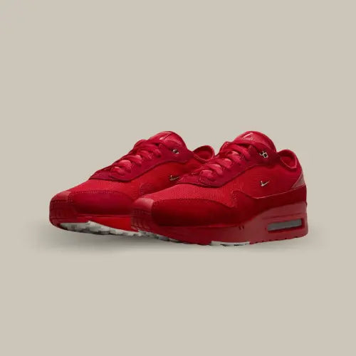 La Air Max 1 '86 Jacquemus Mystic Red possède un coloris rouge vif, offrant une esthétique raffinée et minimaliste. La tige en cuir premium et matériaux textiles de qualité supérieure assure un confort optimal et une grande durabilité. Les détails subtils, tels que les logos Jacquemus et Nike délicatement placés, ajoutent une note de sophistication. La semelle intermédiaire dotée de l'emblématique bulle d'air visible dans une version rectangulaire offre un amorti exception