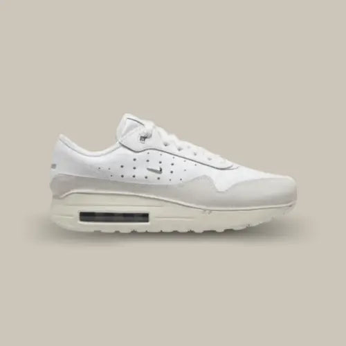 La Air Max 1 '86 Jacquemus Sail and Summit White vue de côté avec son cuir blanc, son swoosh minimaliste et sa bulle d'air visible rectangulaire au niveau de la semelle.