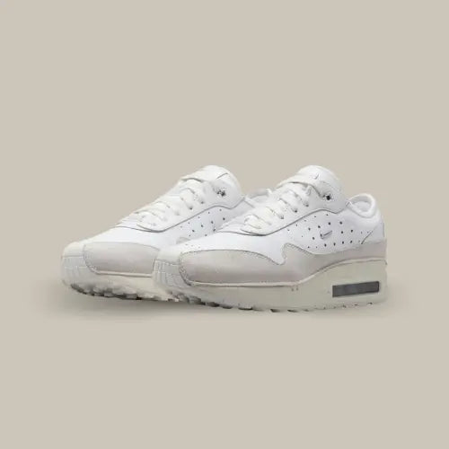 La Air Max 1 '86 Jacquemus Sail and Summit White possède un coloris épuré Sail and Summit White, offrant une esthétique raffinée et minimaliste. La tige en cuir premium et matériaux textiles de qualité supérieure assure un confort optimal et une grande durabilité. Les détails subtils, tels que les logos Jacquemus et Nike délicatement placés, ajoutent une note de sophistication. La semelle intermédiaire dotée de l'emblématique bulle d'air Air Max offre un amorti exceptionnel. La Air Max 1 '86 Jacquemus Sail