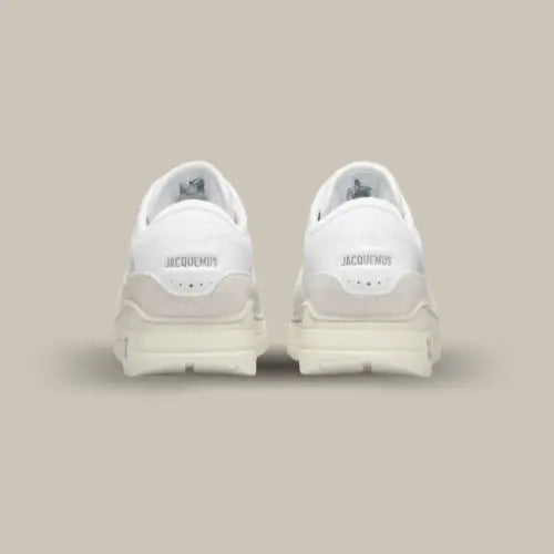 L'arrière de la Air Max 1 '86 Jacquemus Sail and Summit White avec le logo jacquemus sur le talon.
