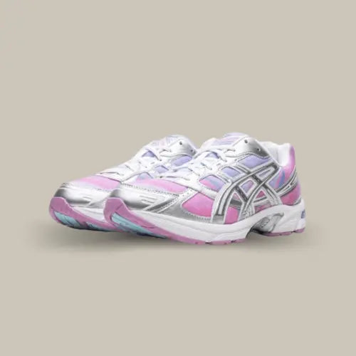 La Asics Gel-1130 Baby Lavender Pure Silver combine un look rétro avec des teintes modernes et audacieuses, parfait pour les amateurs de sneakers tendance. Ce modèle s'inspire des classiques d’Asics et se réinvente en adoptant des couleurs pastel : le lavande doux et le silver pur se mêlent pour un style unique. Conçue en mesh respirant avec des superpositions en cuir et en synthétique argenté, cette sneaker offre un confort optimal tout en restant légère et flexible.