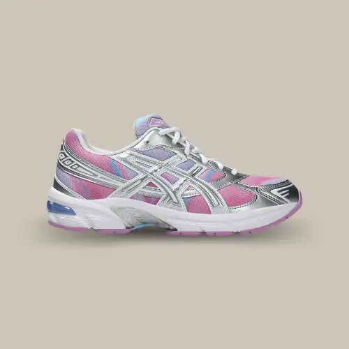 La Asics Gel-1130 Baby Lavender Pure Silver vue de côté avec sa base en mesh rose avec des dégradés bleu et ses empiècements en cuir argenté.