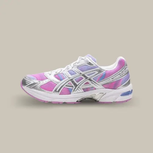 La Asics Gel-1130 Baby Lavender Pure Silver vue de côté avec sa base en mesh rose avec des dégradés bleu et ses empiècements en cuir argenté.