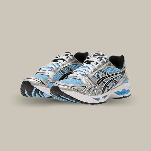 ASICS Gel-Kayano 14 Arctic Sky Pure Silver – baskets running rétro au design argent et bleu arctique, combinant maille respirante, détails argentés et semelle performante pour un style urbain et sportif. Disponible sur Offsneakz.