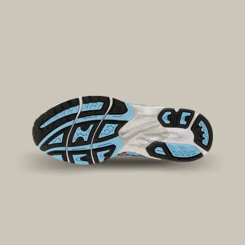 Semelle extérieure de la ASICS Gel-Kayano 14 Arctic Sky Pure Silver – design en caoutchouc noir, bleu et blanc offrant adhérence, durabilité et maintien optimal pour un style running rétro et streetwear.