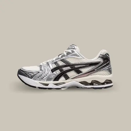 La ASICS Gel-Kayano 14 Cream Black Metallic Plum possède une base en mesh crème recouvert de plusieurs empiècements en cuir argenté autour du Tiger Stripe en cuir noir. Une semelle crème dotée de la technologie d'amorti GEL parfait la paire de basket argentée.