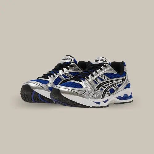 La ASICS Gel-Kayano 14 Monaco Blue Silver est un véritable hommage aux silhouettes running des années 2000, tout en restant ultra-moderne. Avec sa tige en mesh bleu intense contrastée par des superpositions argent métallisé, cette sneaker ne passe pas inaperçue. Côté confort, elle n’est pas en reste : la technologie GEL emblématique d'ASICS offre un amorti inégalé, parfait pour les journées actives ou les sorties urbaines.