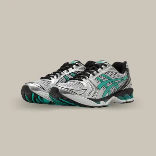 Fidèle à l’ADN rétro-tech de la marque nippone, la Asics Gel-Kayano 14 Tiffany se réinvente dans un coloris argenté et vert menthe ultra-frais qui électrise la tendance Y2K. Avec sa silhouette running inspirée des années 2000 et son confort légendaire boosté par la technologie GEL™, cette paire combine stabilité, amorti et esthétique futuriste. Son mesh respirant, ses superpositions métalliques et ses accents turquoise façon "Tiffany" en font un must pour les fans de sneakers techniques à forte identité.
