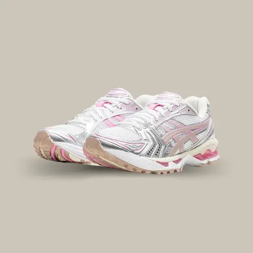La Asics Gel-Kayano 14 Unlimited Pack White Fawn revisite l’héritage running des années 2000 avec une touche ultra-moderne : une alliance percutante de blanc éclatant, de détails argentés chromés et de subtiles touches rose fawn qui captivent au premier regard. Pensée pour les adeptes du style rétro-tech et les fans de sneakers Asics, cette silhouette mixe parfaitement amorti GEL™, maintien et esthétique Y2K. Sa maille respirante assure un confort quotidien.