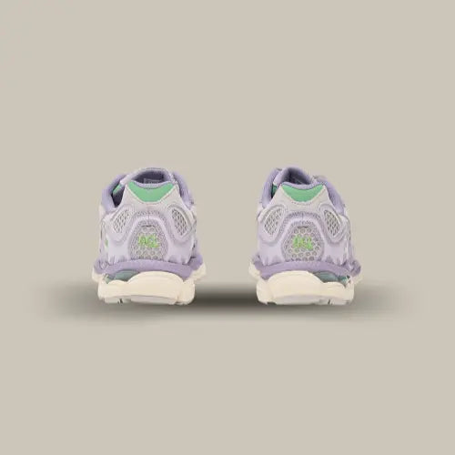 L'arrière de la ASICS Gel-NYC Cement Grey Ash Rock
de couleur violette.