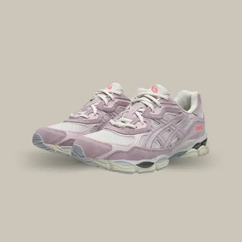 Plonge dans l’univers du style et du confort ultime avec la ASICS Gel-NYC Cream Rose Water, une sneaker qui bouscule les codes rétro-running. Ce modèle incontournable associe un mesh respirant à des empiècements en daim rose pâle pour un look délicat et tendance, parfait pour la saison. Dotée de la célèbre technologie GEL™ signée ASICS, elle assure un amorti premium et un confort optimal au quotidien.