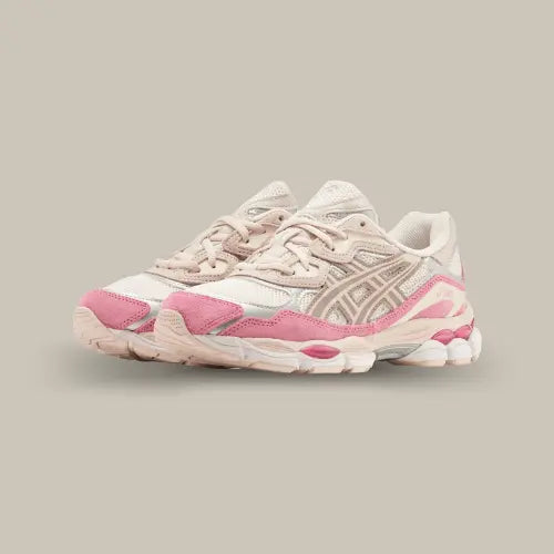 La ASICS Gel-NYC Strawberries Cream est une sneaker qui mélange habilement le style urbain avec une touche de gourmandise. Cette édition spéciale se distingue par sa palette de couleurs douces et appétissantes, où les teintes rose et crème s'associent pour créer un look frais et accrocheur. La tige, en mesh respirant et ses superpositions de daim, assure une durabilité et un confort parfaits pour une utilisation quotidienne.