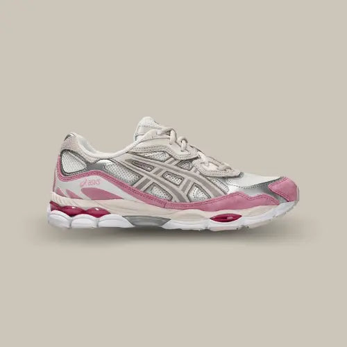 La Asics Gel-NYC Strawberries Cream vue de côté avec sa base en mesh blanc et ses superpositions en daim de couleur rose et crème.