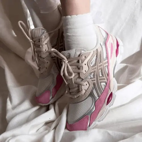 La Asics Gel-NYC Strawberries Cream portée avec un paire de chaussettes blanches.