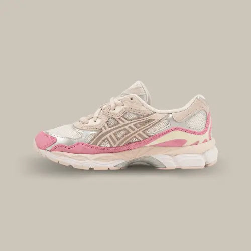 La Asics Gel-NYC Strawberries Cream vue de côté avec sa base en mesh blanc et ses superpositions en daim de couleur rose et crème.