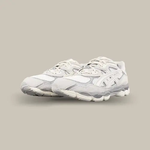 La ASICS Gel-NYC White Oyster Grey est l'incarnation parfaite de l'élégance minimaliste. Avec son mélange de blanc pur et de gris perle, cette sneaker offre un look à la fois raffiné et moderne. Conçue pour ceux qui apprécient un style épuré sans sacrifier le confort, elle est dotée de la technologie GEL signature d'ASICS, qui assure un amorti supérieur et un confort tout au long de la journée.