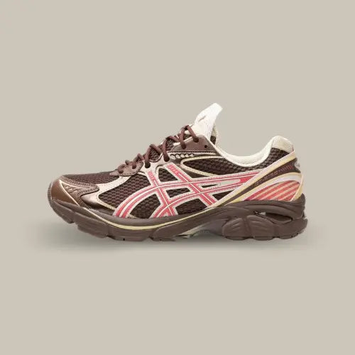 Vue latérale de la ASICS UB8-S GT-2160 Pale Oak Truffle Grey avec détails rose et marron. Disponible sur Offsneakz.