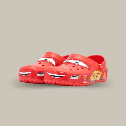 Prépare-toi à faire chauffer l’asphalte avec la Crocs Classic Clog Cars Lightning McQueen, une paire directement inspirée du bolide le plus rapide de Radiator Springs ! Avec sa robe rouge flamboyante, ses yeux bleus imprimés sur le dessus et le célèbre numéro 95 sur les côtés, cette Crocs est bien plus qu’une chaussure : c’est une machine à remonter en enfance. Ultra légère, waterproof et équipée de la fameuse bride pivotante, elle combine le confort légendaire des Crocs avec une dose de fun 100% Disney.
