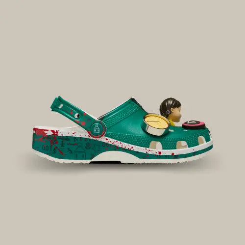 Crocs Squid Game Classic Clog vue latérale droite avec détails sanglants et décorations 3D.