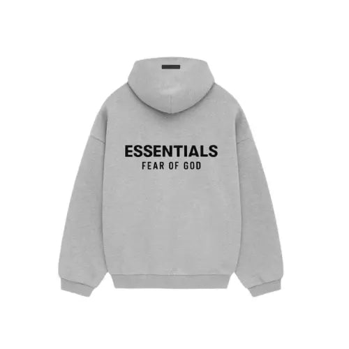 Hoodie Fear of God Essentials Fleece Light Heather Gray – sweat à capuche gris clair avec grand logo Essentials Fear of God noir dans le dos. Disponible sur Offsneakz.