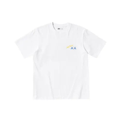 T-shirt blanc KAWS x Uniqlo Warhol UT Graphic White Blue avec logo Andy Warhol et double XX bleu sur la poitrine. Disponbile sur Offsneakz.