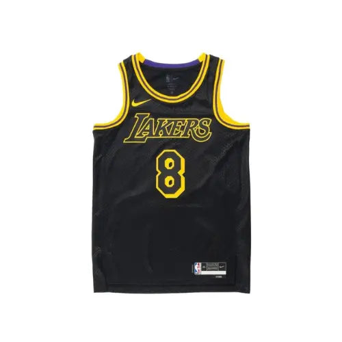 Maillot Nike NBA Kobe Bryant Mamba Mentality numéro 8 des Los Angeles Lakers en coloris noir et or, disponible sur Offsneakz.