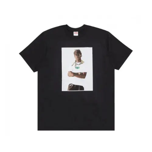 T-shirt noir Supreme Tyler The Creator avec imprimé photo central du rappeur, modèle streetwear en coton haut de gamme. Disponible sur Offsneakz.