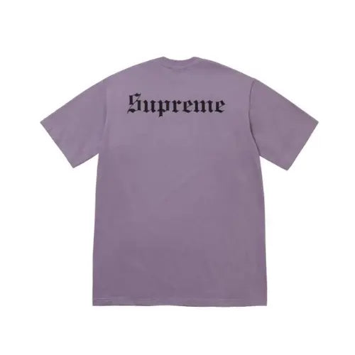 T-shirt Supreme Snow White Dusty Purple avec logo Supreme Old English imprimé dans le dos, style streetwear iconique.