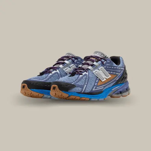 La New Balance 1906R Action Bronson Medusa Azul est bien plus qu’une simple sneaker; c’est une œuvre d’art née de la collaboration entre New Balance et le rappeur/chef cuisinier Action Bronson. Inspirée par l'univers de Bronson, cette édition spéciale se pare d’un mélange audacieux de couleurs, dominé par des tons de bleu intense qui évoquent la mer, avec des touches éclatantes rappelant la mythique Méduse. La construction de la 1906R, avec sa tige en mesh et en suède premium, assure une respirabilité