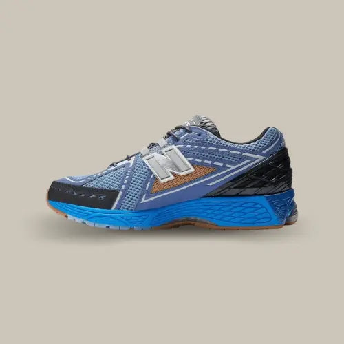 La New Balance 1906R Action Bronson Medusa Azul avec sa base en mesh bleu et sa semelle comprenant le système N-ergy.