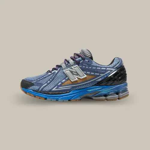 La New Balance 1906R Action Bronson Medusa Azul avec sa base en mesh bleu et sa semelle comprenant le système N-ergy.