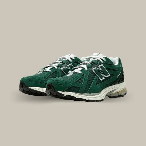 La New Balance 1906R Green Suede Metallic Silver possède une base en mesh vert sapin avec des empiècements en daim ton sur ton. On retrouve la semelle N-ERGY un peu vieilli qui offre un confort optimal et le renfort en TPU vert sapin au niveau du talon.