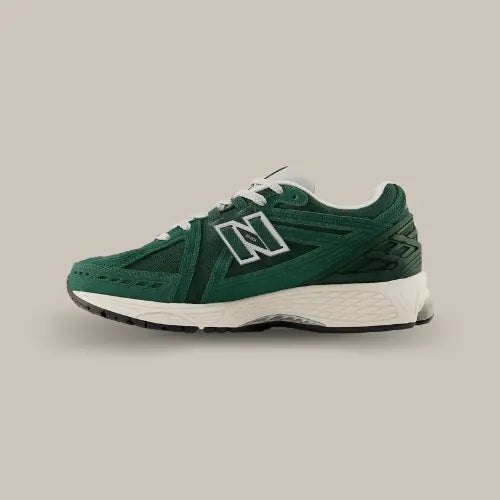La New Balance 1906R Green Suede Metallic Silver vue de $oté avec sa base vert sapin et ses empiècements en TPU ton-sur-ton.