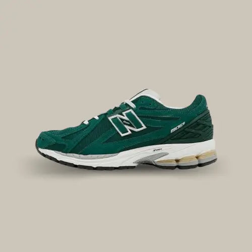 La New Balance 1906R Green Suede Metallic Silver vue de $oté avec sa base vert sapin et ses empiècements en TPU ton-sur-ton.