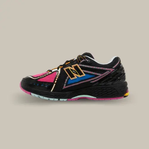 La New Balance 1906R Neon Nights vue de côté avec sa palette de couleurs allant du rose au noir en passant par le bleu et le symbole "N" de couleur dorée. On retrouve la technologie N-ergy qui assure un confort optimal.