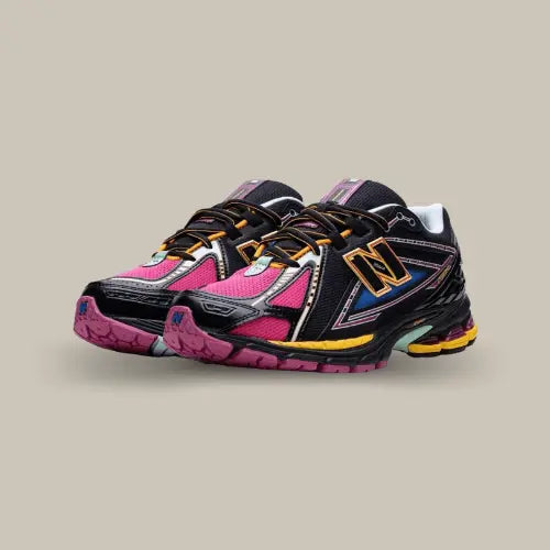 New Balance revient sur son modèle 1906R avec la New Balance 1906R Neon Nights.
On retrouve une base en mesh avec une palette de couleurs variés allant du rose, bleu, noir et jaune. Le symbole "N" dorée donne un côté luxe à la paire. Dotée de la technologie N-ergy et d'une semelle intermédiaire ultra-confortable, cette paire reflète à la fois l'héritage de New Balance.