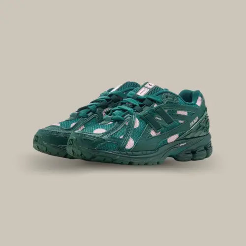 New Balance 1906R Polka Dot Vert avec mesh vert, détails à pois roses et design rétro-running, disponible sur Offsneakz.