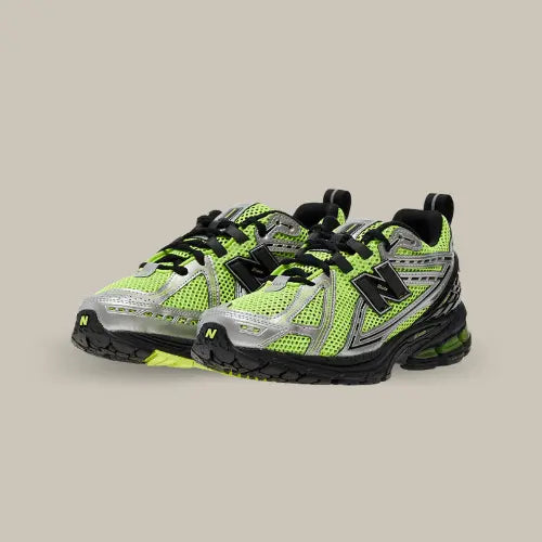 La New Balance 1906R Volt Black possède une base en mesh jaune "volt" avec des superpositions en cuir argenté. On retrouve un empiècement en TPU noir au niveau du talon qui accompagne la semelle accordée au niveau des coloris et équipée de la technologie N-Ergy.