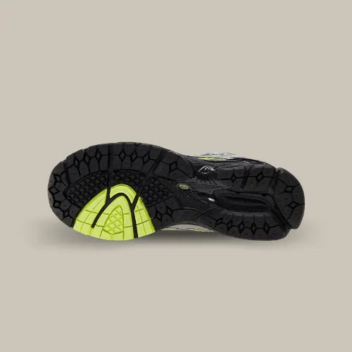 La semelle de la New Balance 1906R Volt Black de couleur noir et jaune.