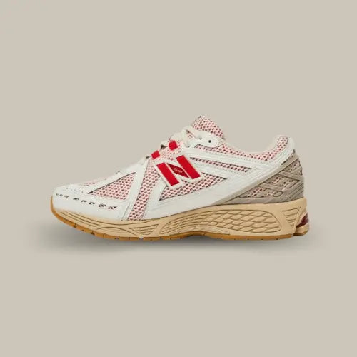 La New Balance 1906R White Red vue de côté avec sa base en mesh blanche et son logo "N" rouge.