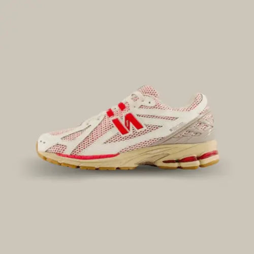 La New Balance 1906R White Red vue de côté avec sa base en mesh blanche et son logo "N" rouge.