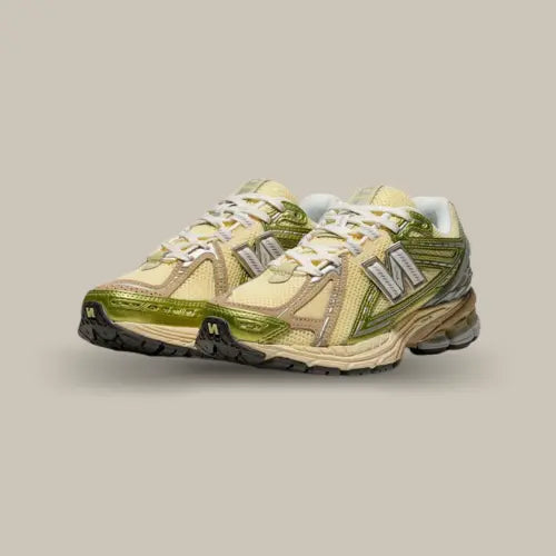 New Balance 1906R Yellow Parchment avec mesh jaune, empiècements verts et argentés, design rétro-running, disponible sur Offsneakz.